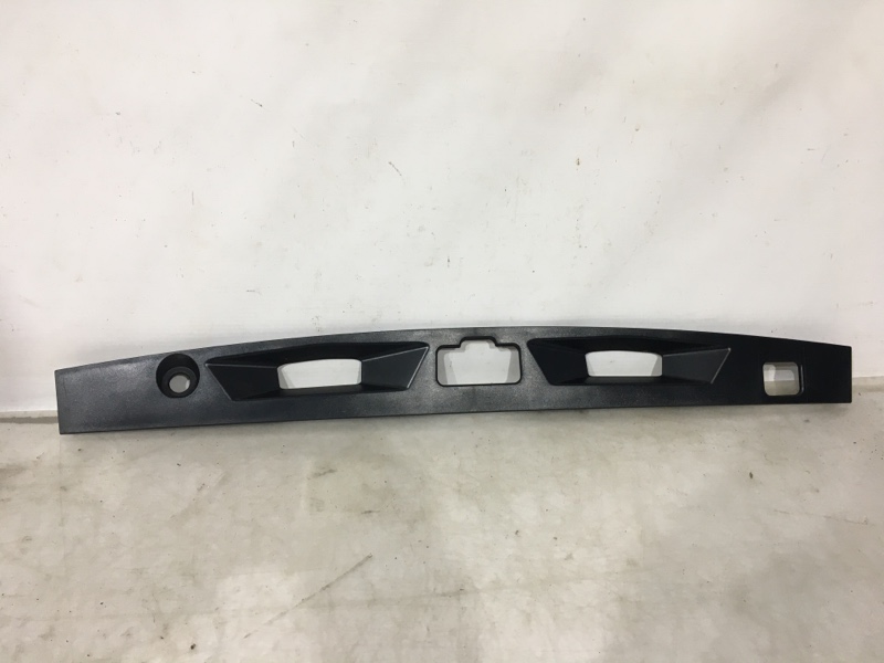 تريشة صندوق اعلى الرقم كامري 18 - خليجي امريكي LE SE اسود